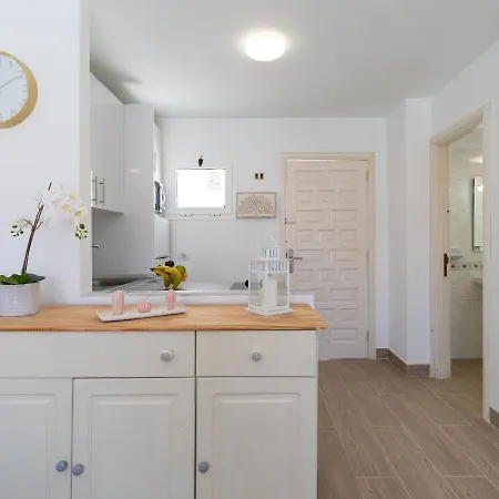 Apartamento Moderno Con Piscina En El Castillo Appartamento